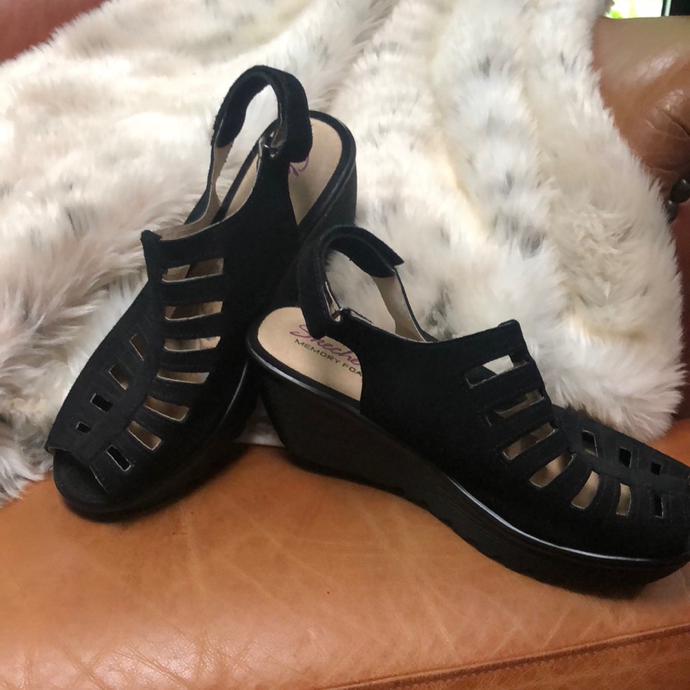 Sketchers faux suede sandals. Size 8.5 memory foam. Worn once!